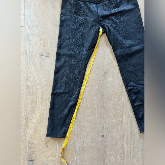 Beyond Yoga size medium leggings in black snake skin print - Picture 4 of 5